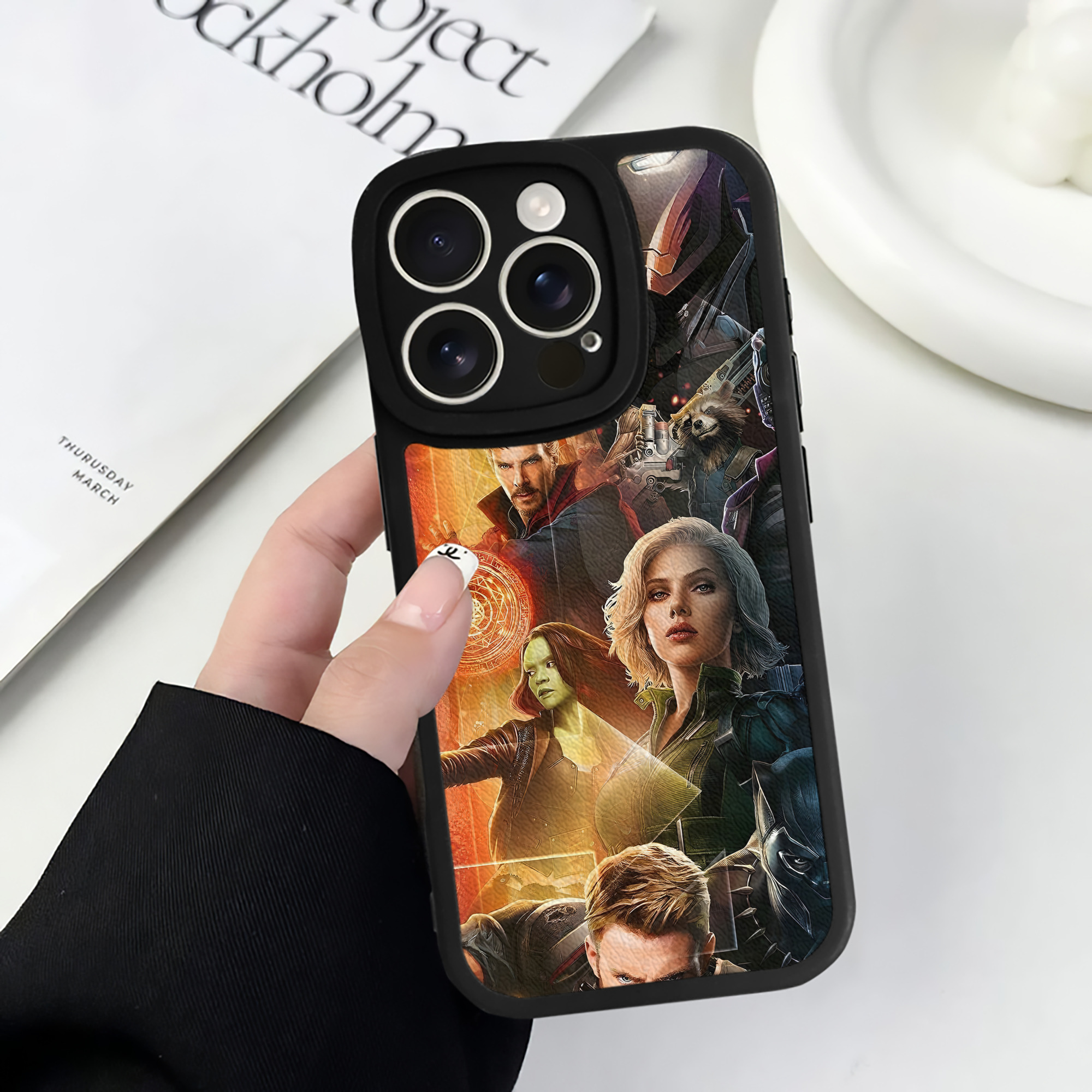 （画像用） アベンジャーズ The Avengers 【iPhone 16シリーズ対応】シリコンスマホケース（レザー調） 材質：シリコン